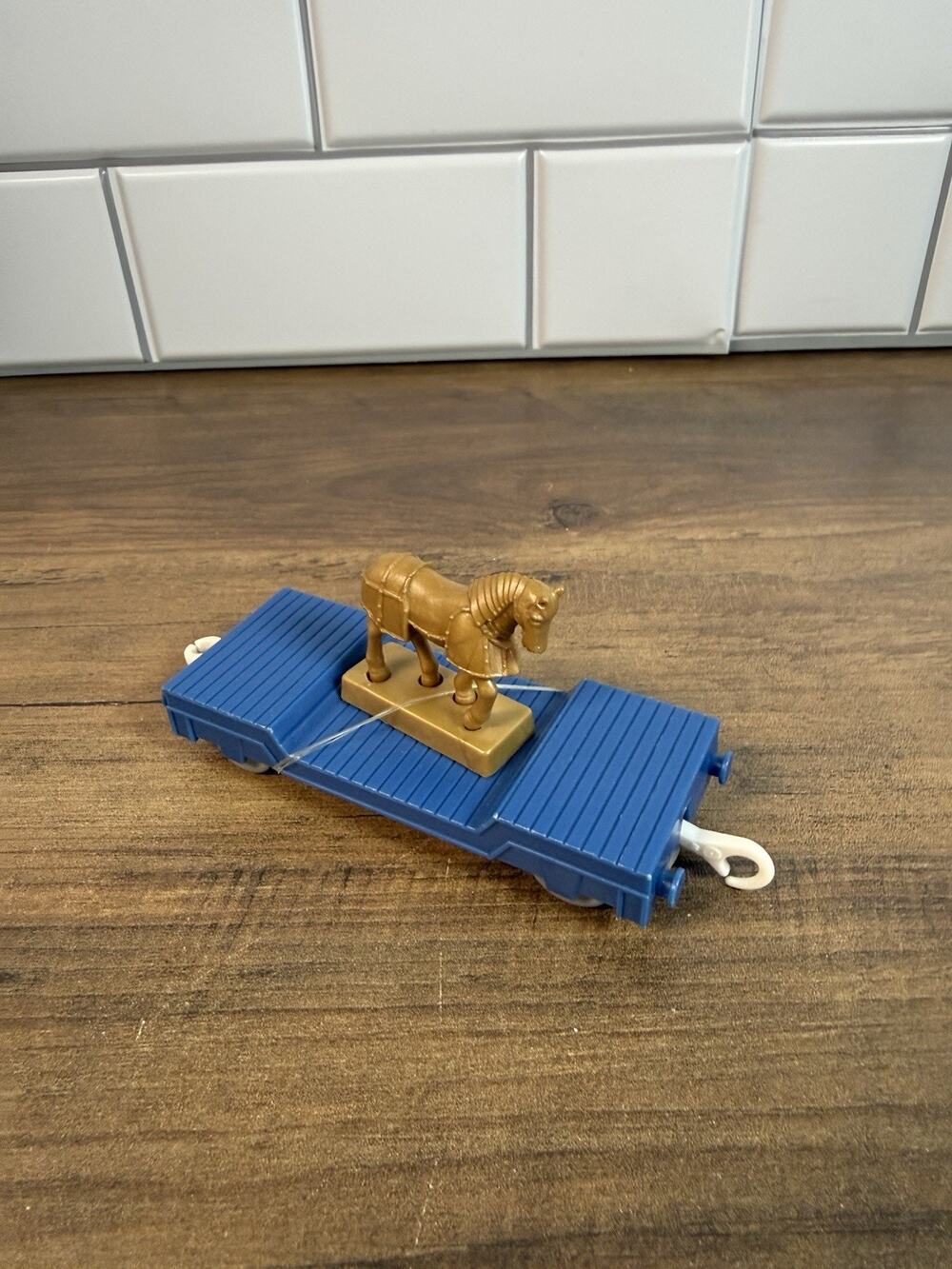 Thomas & Friends 2009 Trackmaster Cargo Blue Wagon Flatbed w/ Horse Statue